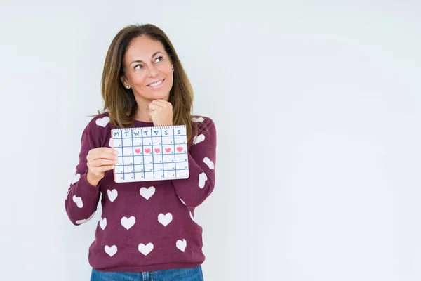 Frau Mittleren Alters Hält Menstruationskalender Über Isoliertem Hintergrund Ernstes Gesicht — Stockfoto