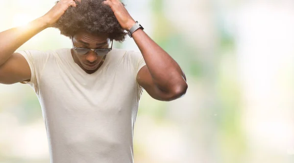 Homem Afro Americano Vestindo Óculos Sol Sobre Fundo Isolado Sofrendo — Fotografia de Stock