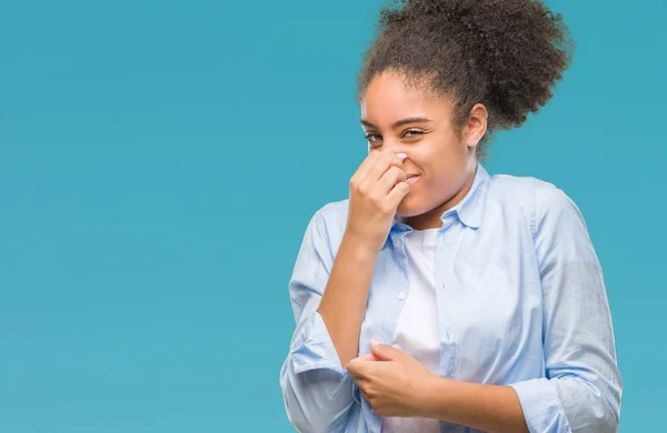 Mujer Afroamericana Joven Sobre Fondo Aislado Oliendo Algo Apestoso Asqueroso — Foto de Stock