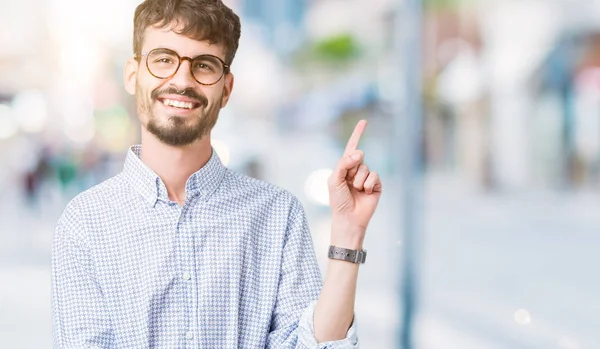 Homem Bonito Jovem Usando Óculos Sobre Fundo Isolado Com Grande — Fotografia de Stock