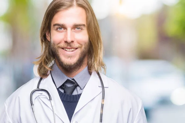 Jonge Knappe Dokter Man Met Lange Haren Geïsoleerde Achtergrond Met — Stockfoto