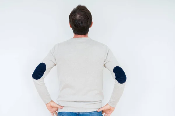 Homem Sênior Elegante Sobre Fundo Isolado Para Trás Olhando Para — Fotografia de Stock