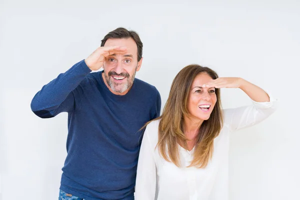 Hermosa Pareja Mediana Edad Enamorada Sobre Fondo Aislado Muy Feliz — Foto de Stock