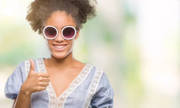Mujer Afroamericana Joven Con Gafas Sobre Fondo Aislado Haciendo Gesto — Foto de Stock
