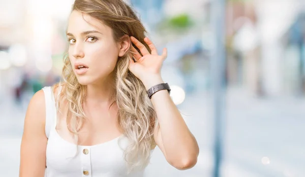 Genç Güzel Sarışın Kadın Bir Işitme Söylenti Dedikodu Için Dinleme — Stok fotoğraf