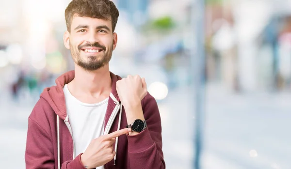 Jovem Homem Bonito Sobre Fundo Isolado Pressa Apontando Para Assistir — Fotografia de Stock