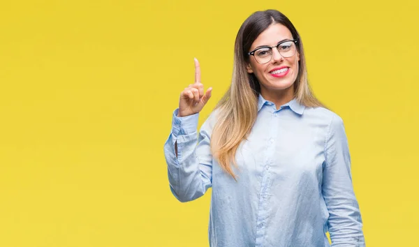 Jovem Mulher Negócios Bonita Usando Óculos Sobre Fundo Isolado Apontando — Fotografia de Stock