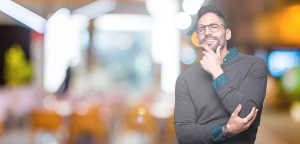 Joven Hombre Guapo Con Gafas Sobre Fondo Aislado Mirando Con —  Fotos de Stock