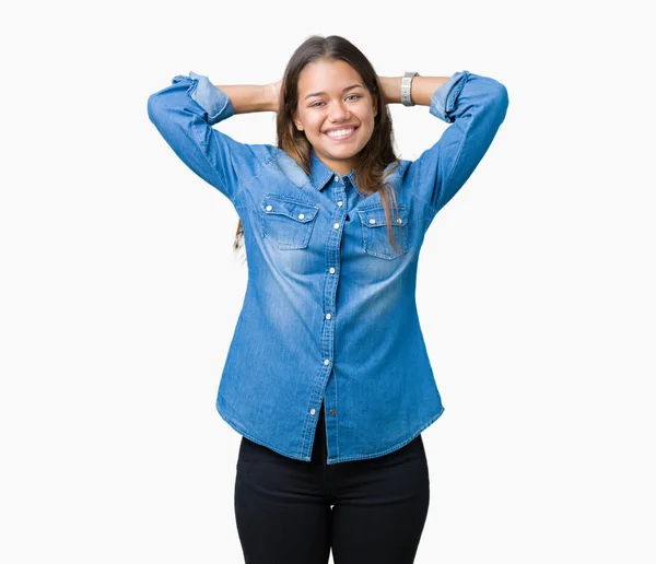 Молодая Красивая Брюнетка Синей Джинсовой Рубашке Изолированном Фоне Расслабляется Растягивается — стоковое фото
