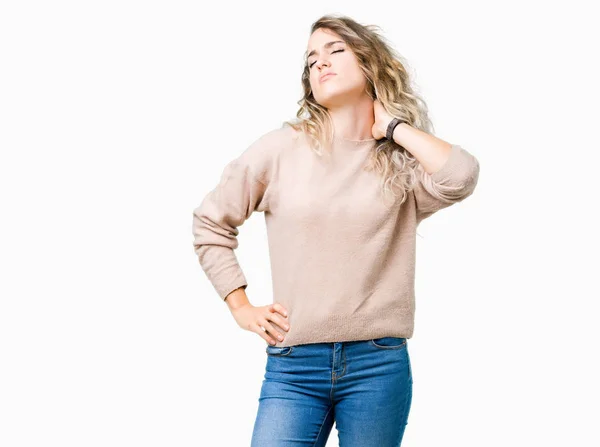 Mulher Loira Bonita Vestindo Camisola Sobre Fundo Isolado Sofrendo Lesão — Fotografia de Stock