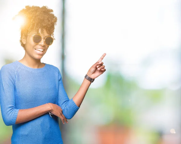 Красива Молодих Афро Американських Жінка Носити Сонцезахисні Окуляри Над Ізольованих — стокове фото
