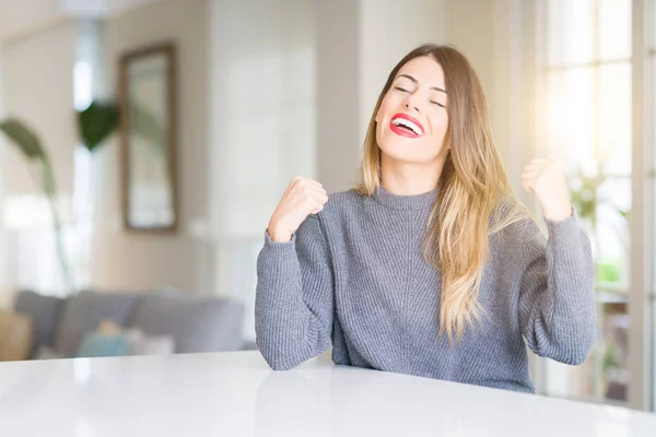 Giovane Bella Donna Indossa Maglione Invernale Casa Molto Felice Eccitato — Foto Stock