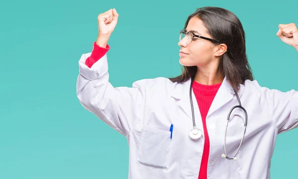 Jonge Arabische Dokter Vrouw Geïsoleerde Achtergrond Armen Spieren Glimlachend Trots — Stockfoto