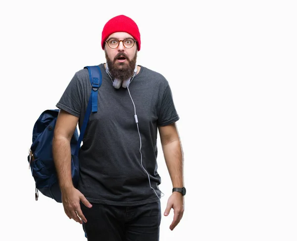 Junger Hipster Mann Mit Roter Wollmütze Und Rucksack Über Isoliertem — Stockfoto