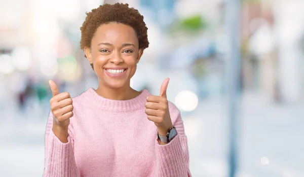 Vackra Unga Afroamerikanska Kvinnan Över Isolerade Bakgrund Framgång Tecken Gör — Stockfoto