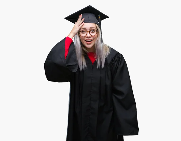 Mladá Blond Žena Nosí Postgraduální Uniforma Izolované Pozadí Překvapen Rukou — Stock fotografie