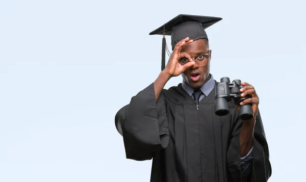 Mladý Absolvent Afroamerické Muže Hledají Práci Pomocí Dalekohledu Šťastný Obličej — Stock fotografie