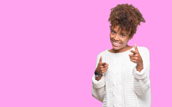 Mooie Jonge African American Vrouw Winter Trui Dragen Geïsoleerde Achtergrond — Stockfoto