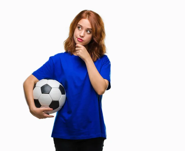 Giovane Bella Donna Sfondo Isolato Tenendo Pallone Calcio Faccia Seria — Foto Stock