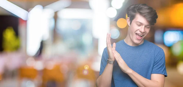 Jonge Knappe Man Blauw Shirt Dragen Geïsoleerd Background Clapping Applaudisseren — Stockfoto