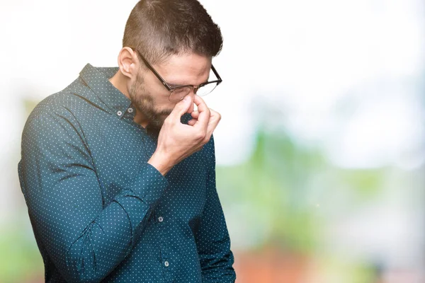 Genç yakışıklı iş adamı izole arka plan yorgun sürtünme burun ve göz yorgunluğu ve baş ağrısı duygu üzerinde gözlük takıyorum. Stres ve hayal kırıklığı kavramı.