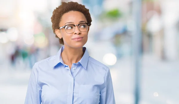 Joven Hermosa Mujer Negocios Afroamericana Sobre Fondo Aislado Sonriendo Mirando —  Fotos de Stock