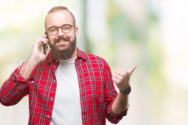 Jovem Caucasiano Hipster Homem Falando Smartphone Sobre Fundo Isolado Apontando — Fotografia de Stock