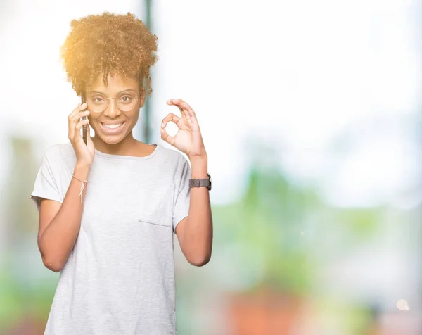 Jeune Femme Afro Américaine Parlant Sur Smartphone Sur Fond Isolé — Photo