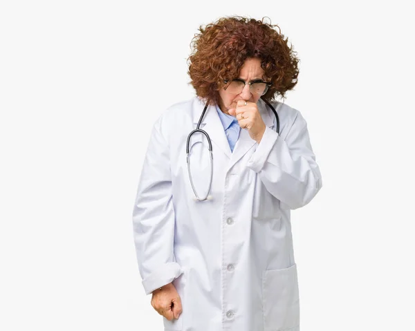 孤立背景以上的中级高级医生妇女感到不适和咳嗽为感冒或支气管炎的症状 医疗理念 — 图库照片