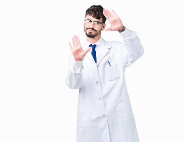 Giovane Scienziato Professionista Uomo Indossa Cappotto Bianco Sfondo Isolato Sorridente — Foto Stock