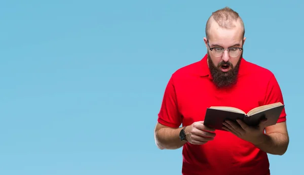 Joven Hombre Hipster Con Gafas Leyendo Libro Sobre Fondo Aislado —  Fotos de Stock