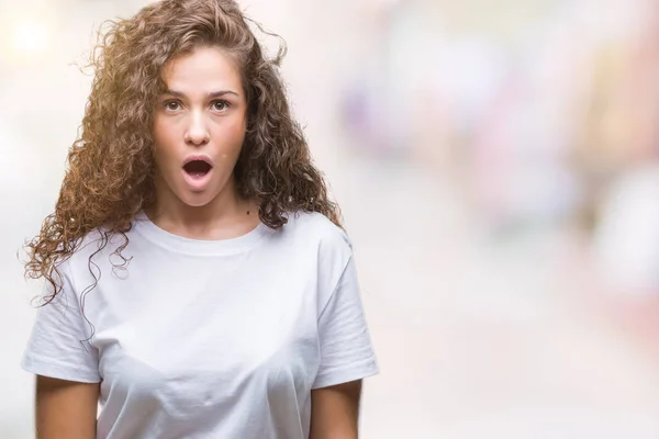 Hermosa Morena Pelo Rizado Chica Joven Con Camiseta Casual Sobre —  Fotos de Stock