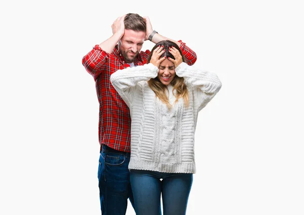 若いカップル愛冬セーターを着ているので絶望的でストレスの頭痛に苦しんで孤立の背景の上で痛みと片頭痛 頭に手 — ストック写真