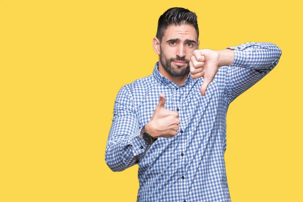 Joven Hombre Guapo Sobre Fondo Aislado Haciendo Pulgares Arriba Abajo — Foto de Stock