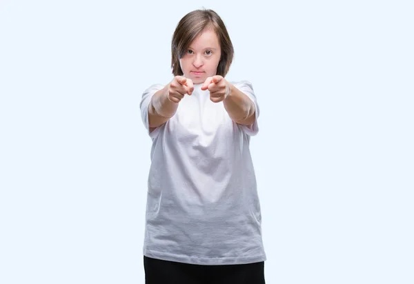 Mladé Dospělé Ženy Downovým Syndromem Izolované Pozadí Ukazovat Prstem Kameru — Stock fotografie