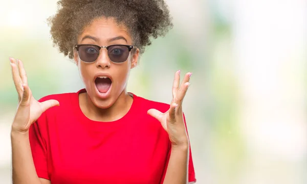 Jonge Afro Amerikaanse Vrouw Zonnebril Dragen Geïsoleerd Achtergrond Vieren Gek — Stockfoto