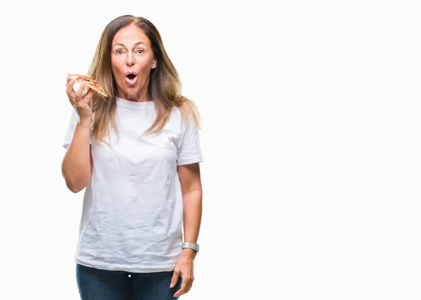 Spaanse Vrouw Middenleeftijd Eten Pizza Slice Geïsoleerde Achtergrond Bang Schok — Stockfoto