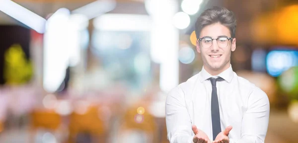 Joven Hombre Negocios Con Gafas Sobre Fondo Aislado Sonriendo Con —  Fotos de Stock