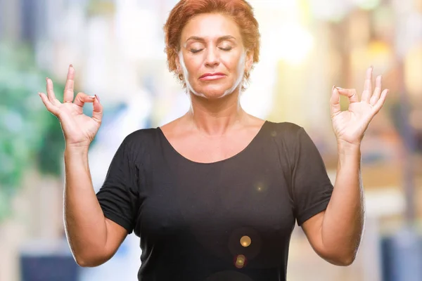 活跃的高级高加索红发女人在孤立的背景放松和微笑闭着眼睛用手指做冥想手势 瑜伽概念 — 图库照片