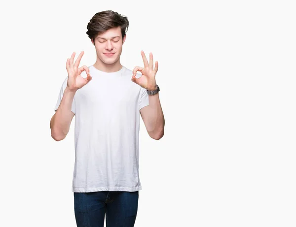 Jovem Homem Bonito Vestindo Casual Shirt Branca Sobre Fundo Isolado — Fotografia de Stock