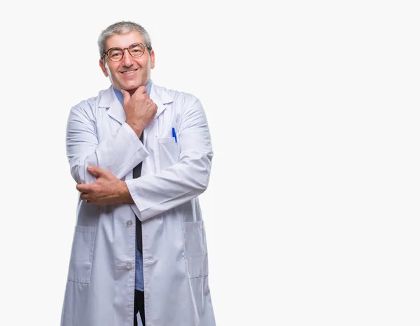 Przystojny Senior Lekarz Naukowiec Sobie Biały Płaszcz Nad Profesjonalnym Mężczyzna — Zdjęcie stockowe