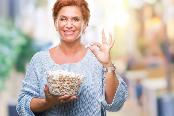Attraktive Ältere Kaukasische Rothaarige Isst Popcorn Vor Isoliertem Hintergrund Mit — Stockfoto