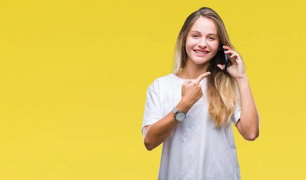 Mladá Krásná Blondýnka Volá Pomocí Smartphone Přes Samostatný Pozadí Velmi — Stock fotografie