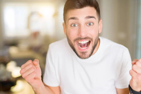 Homem Bonito Jovem Vestindo Camiseta Branca Casual Casa Comemorando Surpreso — Fotografia de Stock