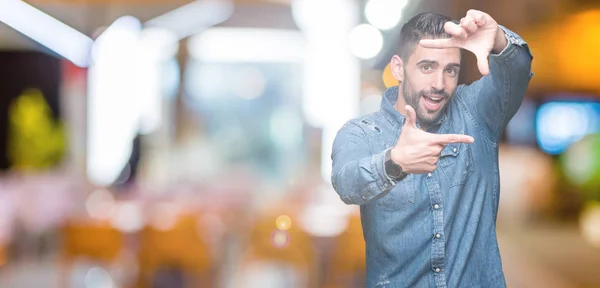 Jovem Homem Bonito Sobre Fundo Isolado Sorrindo Fazendo Quadro Com — Fotografia de Stock