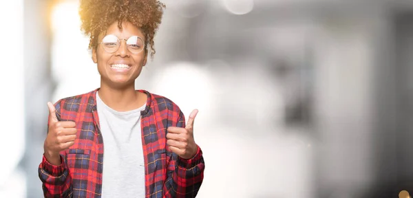 Vackra Unga Afroamerikanska Kvinna Som Bär Glasögon Över Isolerade Bakgrund — Stockfoto