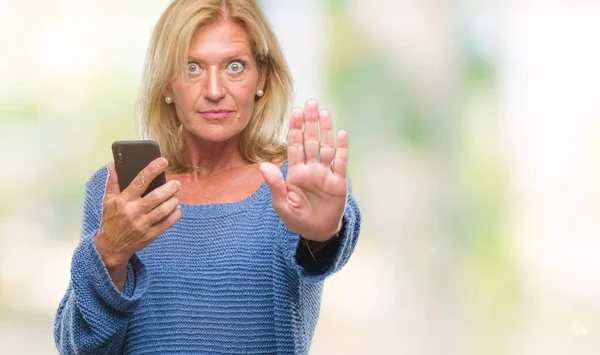 Blonde Frau Mittleren Alters Sendet Nachricht Mit Smartphone Über Isolierten — Stockfoto