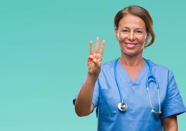 中年资深护士医生妇女在孤立的背景显示和指向手指数字三 而微笑着自信和快乐 — 图库照片