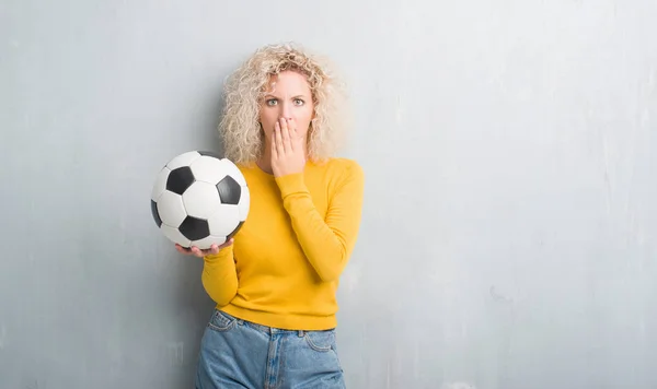 Junge Blonde Frau Über Grunge Grauem Hintergrund Mit Fußball Ball — Stockfoto