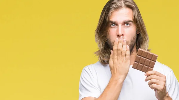 Joven Hombre Guapo Con Pelo Largo Comer Barra Chocolate Sobre — Foto de Stock